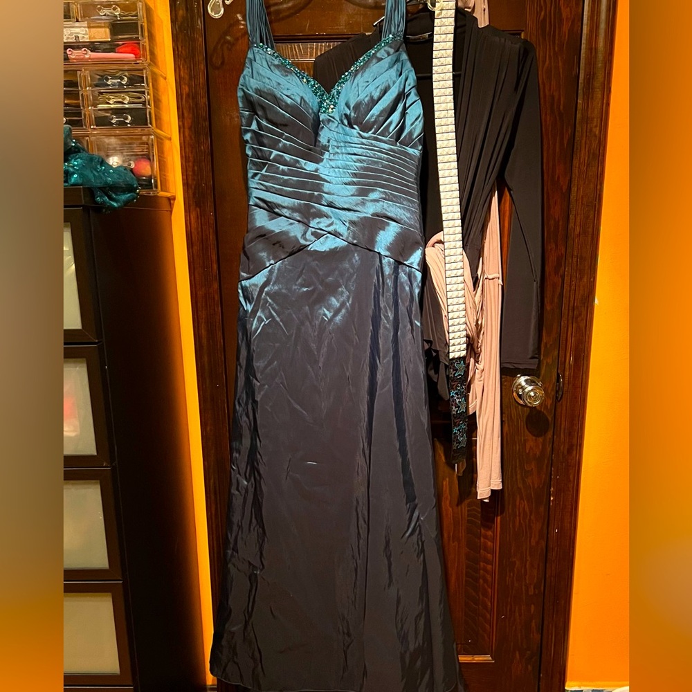 Women size 10 formal dress tag price$800 offers a $steal for what youre getting